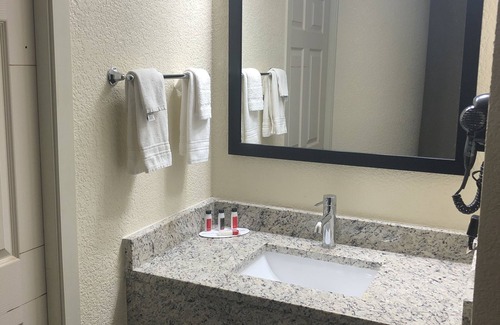 Mukwonago Hotel | Baymont Inn & Suites by Wyndham Mukwonago