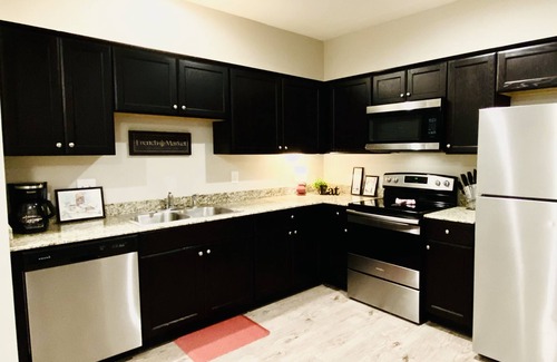 Lake Charles Apartment | 🦞BAYOU BLISS. KNG BED/WIFI.LONG STY BIG DISCNTS🦞