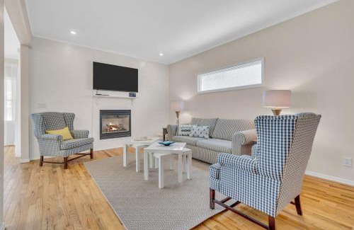 Keansburg Villa | Bayshore Bungalow - Your Perfect Beachside Escape with Stunning Coastal Views
