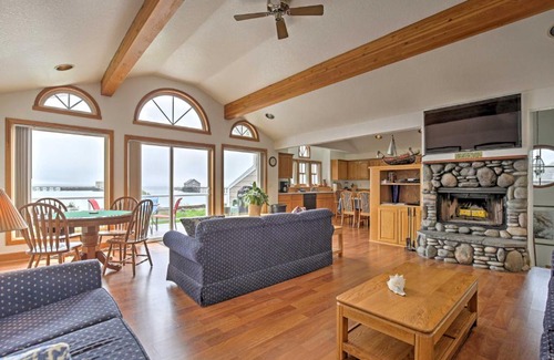 Garibaldi House | Bayside Garibaldi Townhome Close to Rockaway Beach