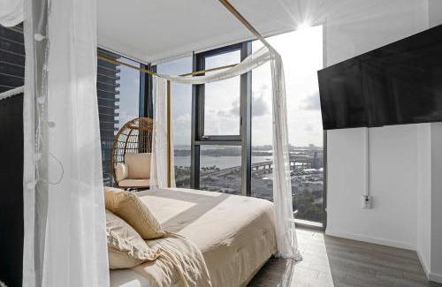 Downtown Miami Apartment | Bayside LuxePad King and Queen 2Bed 2Bath with Water Views, Gym, Lounge, Hottub