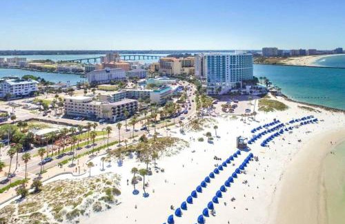 Clearwater Beach Apartment | Bayside Penthouse-5min to Beach, Rest & Shops
