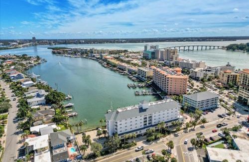 Clearwater Beach Apartment | Bayside Penthouse-5min to Beach, Rest & Shops