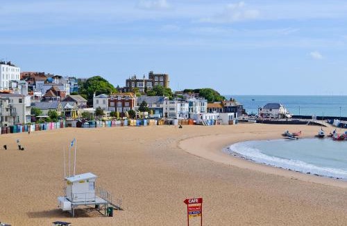 Broadstairs House | Bayside Retreat