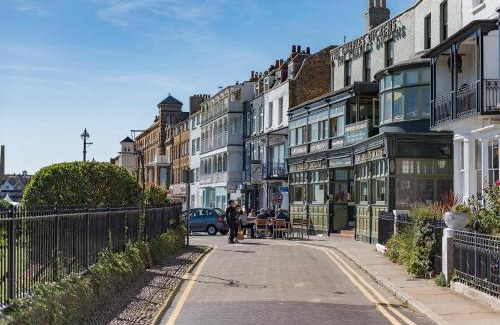 Broadstairs House | Bayside Retreat