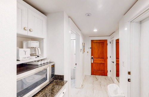 Baytowne Wharf Apartment | Baytowne Wharf studio with a kitchenette plus pool, hot tub, & fitness room