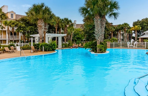 Baytowne Wharf Apartment | Baytowne Wharf studio with a kitchenette plus pool, hot tub, & fitness room