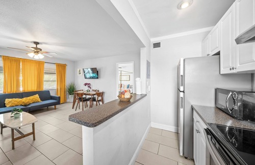 Coral Ridge Hotel | Bayview Apartments by Lowkl