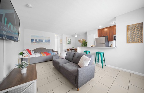 Coral Ridge Hotel | Bayview Apartments by Lowkl