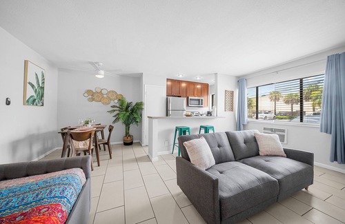 Coral Ridge Hotel | Bayview Apartments by Lowkl