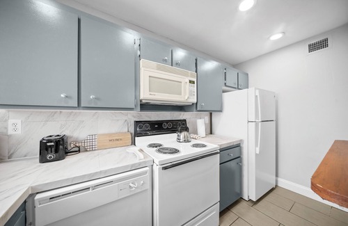 Coral Ridge Hotel | Bayview Apartments by Lowkl