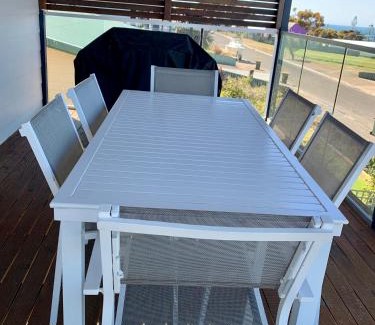 Kingscote House | Bayview Beach House Apartment No 2