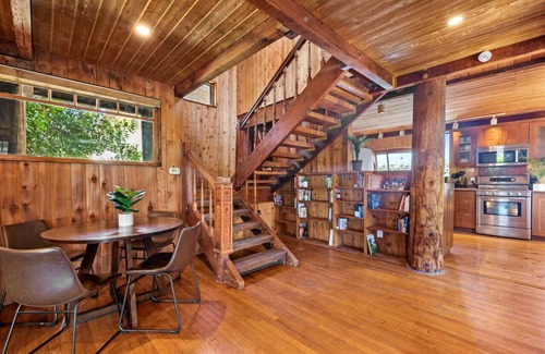 Bay Park House | Bayview Escape with Hot Tub and Pickleball