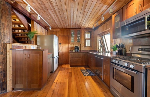 Bay Park House | Bayview Escape with Hot Tub and Pickleball
