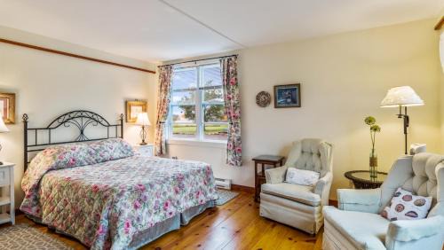 Mahone Bay Bed & Breakfast | Bayview Pines Country Inn B&B