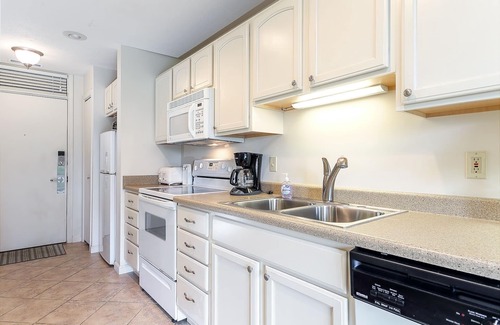 Acme Condo | ☀ Bayview Retreat @ The Shores | 2 Suites + 2 Patios | Wooded Lake Views ➠ 5677