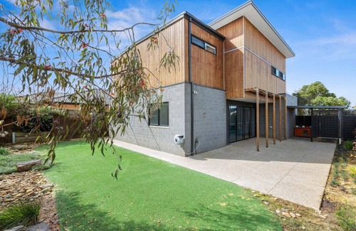 Curlewis House | Bayview- Sleeps 14, Aircon, Garage, Pets welcome!