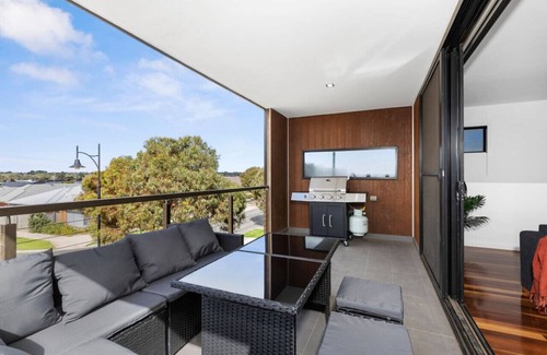 Curlewis House | Bayview- Sleeps 14, Aircon, Garage, Pets welcome!