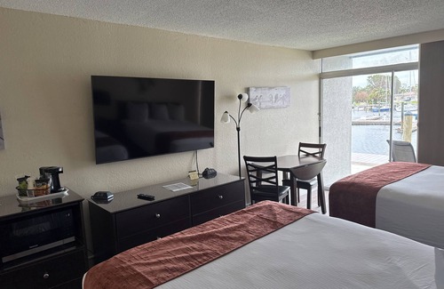 Trailer Estates Hotel | Bayview Waterfront Room, Heated Pool, Tiki Bar & Grill !