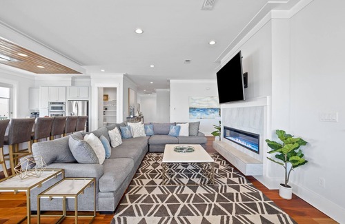 Holiday Isle House | Baywatch. 6 Bdrm, Boaters Dream, Seasonal Heated Pool/Spa, Beach, Golf Cart