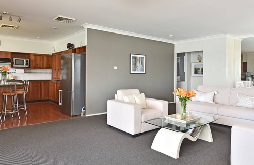 Silverwater House | Baywatch Waterfront Lake Retreat with Private Jetty at Silverwater Lake Macqaurie
