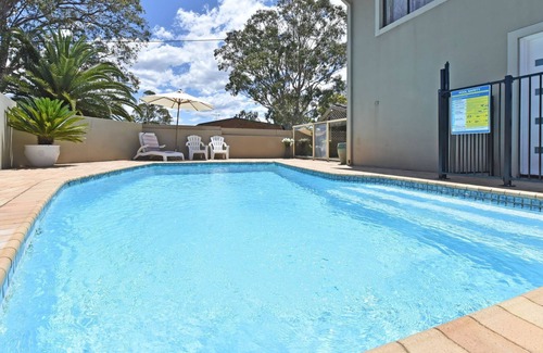 Silverwater House | Baywatch Waterfront Lake Retreat with Private Jetty at Silverwater Lake Macqaurie