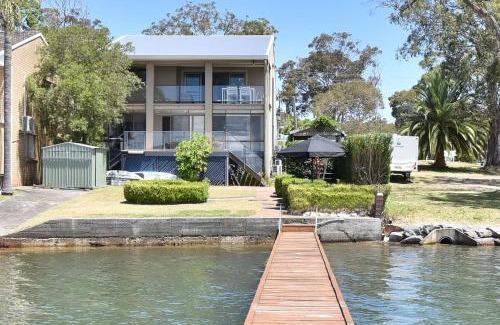 Silverwater House | Baywatch Waterfront Lake Retreat with Private Jetty at Silverwater Lake Macqaurie