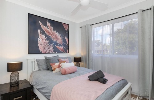 Berkeley Vale House | BB's Lake house - Waterfront reserve with Pool