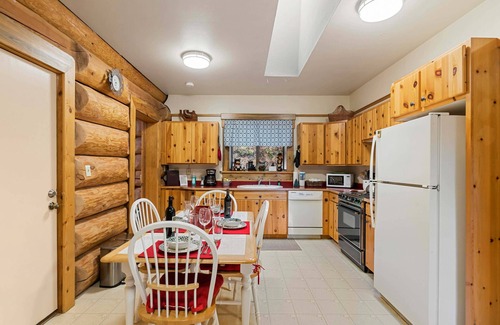 Leavenworth Cabin | BBQ-20 Acres-15 Minutes to Leavenworth-Bear Ridge Cabin-Cozy Log Home