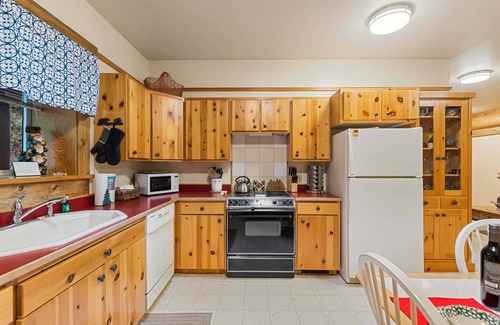 Leavenworth Cabin | BBQ-20 Acres-15 Minutes to Leavenworth-Bear Ridge Cabin-Cozy Log Home