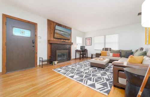 Lakewood House | Be A Nomad - Cozy 3BR w Big Yard & Parking
