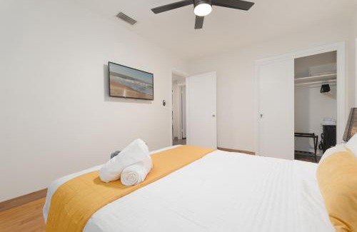 Lakewood House | Be A Nomad - Cozy 3BR w Big Yard & Parking