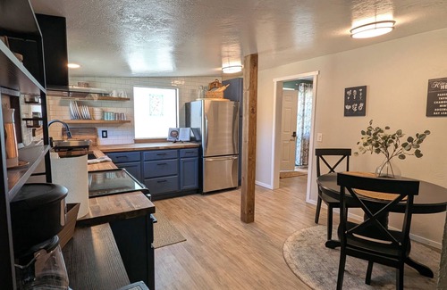 Grants Pass House | BE OUR GUEST!! Charming 1-bedroom house in beautiful Grants Pass