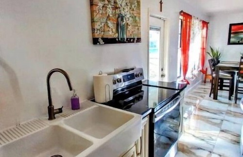 West Park House | Be Our Guests! Cozy 3/2 w/Oversized Yard Awaits