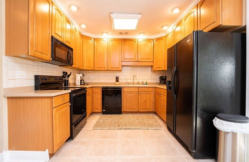 Midtown House | BE STILL- 4 Bedroom, 3 Bath with POOL & Guest Cottage