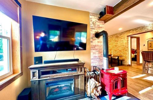 Port Washington Apartment | Be Still & Know, Fireplace, Firetable, Walk to Port