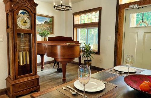 Port Washington Apartment | Be Still & Know, Fireplace, Firetable, Walk to Port