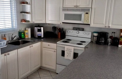 Seven Mile Beach Condo | BE WHERE THE CRUISE SHIP CROWDS CAN'T GO! Oceanfront resort on Seven Mile Beach