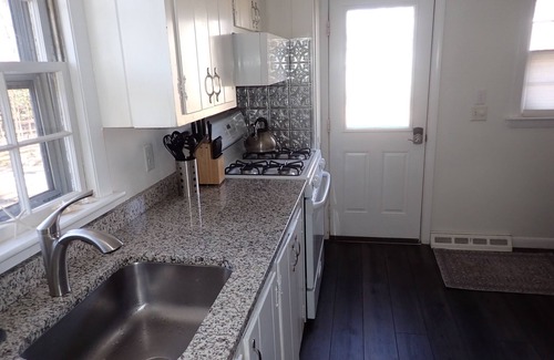 West Hyannisport Cottage | Beach 0.7 Mi walk to Craigville & Covell. A/C, bikes 3 Day min Sept & Oct