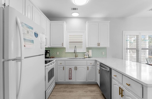 Miramar Beach House | Beach Access and Large Pool
