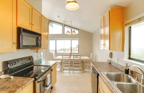 Manchester House | Beach Access & Hot Tub: Coastal Gem in Manchester