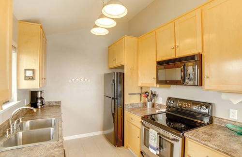 Manchester House | Beach Access & Hot Tub: Coastal Gem in Manchester