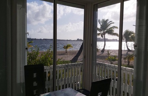 Nettle Bay Apartment | BEACH APARTMENT BETWEEN SEA AND LAGOON
