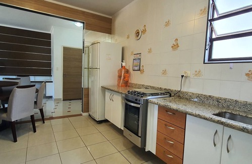 Canto do Forte Apartment | Beach apartment with side views of the sea and mountains