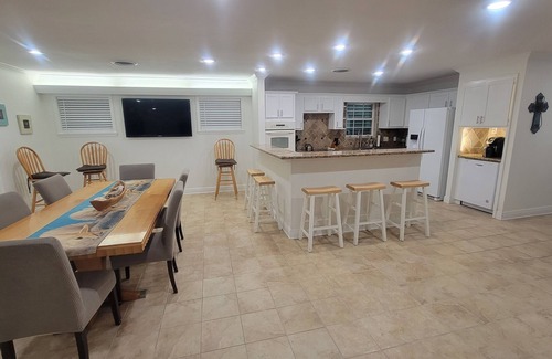 Galveston House | Beach Bird - 2 minute walk to the Beach