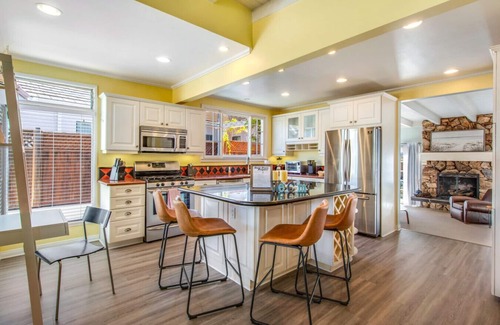 Valmonte House | Beach Breeze Bungalow | 1.3Miles To Beach | Cozy