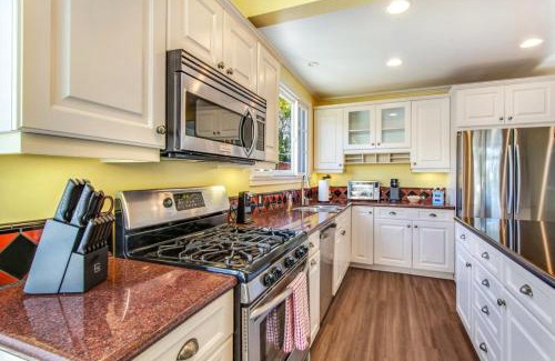 Los Angeles County House | Beach Breeze Bungalow 1 Miles To Beach Cozy