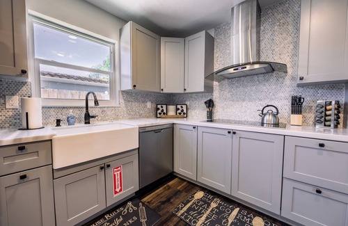 Pompano Beach House | Beach Breeze Inn – Theater, Pool & Arcade, Close to Ocean