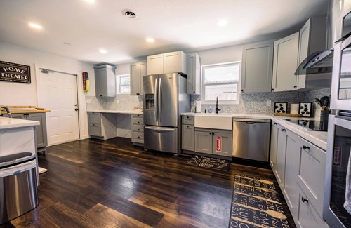 Pompano Beach House | Beach Breeze Inn – Theater, Pool & Arcade, Close to Ocean