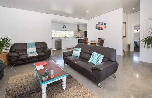 West Busselton House | Beach Bum Bungalow 1- WIFI, Short walk to the beach